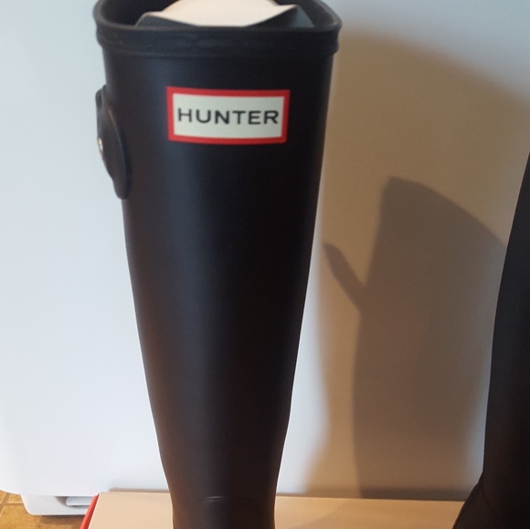 Size 6 black classic tall hunter rain boots - Picture 3 of 4